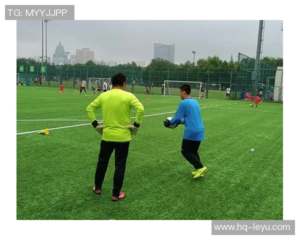 足球是一项高水平的竞技运动，展现团队合作与个人技术的完美结合